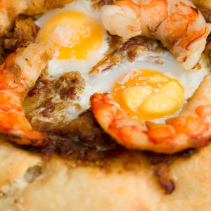 Coca mit Garnelen und Wachteleiern