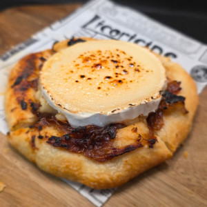 Ziegenkäse Coca mit karamellisierten Zwiebeln
