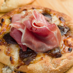 Coca mit kandierten Feigen, Manchego Käse und Serrano Schinken