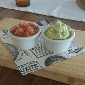 Knoblauchmayonnaise und Tomate