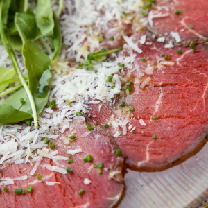 Kalbs-Carpaccio, Rucola, Parmesan, alte Senfvinaigrette, Kapern und Schalotte