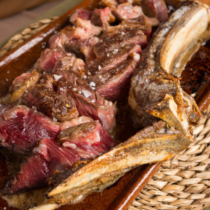 Rinderkotelett auf Glut gegrillt, 45 Tage gereift, ca. 1 kg mit Pommes