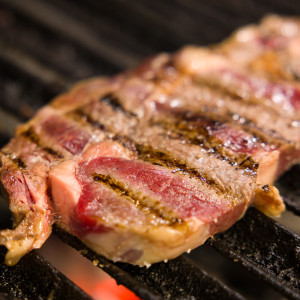 Entrecôte auf Glut gegrillt, 45 Tage gereift (300 gr) mit Pommes