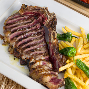 Tomahawk ca. 1 kg für 2 Personen mit Pommes und Pimientos de Padrón